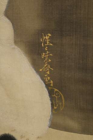 Kawanabe Kyosai (1831-1889) "Weiße Katze neben gelber Topfchrysantheme, darüber zwei Schmetterlinge", Rollbild auf Brokatseide aufgezogen, farbige Tusche auf Seide, Inschrift und Siegel auf Topf, Japan 19.Jh., … - photo 4