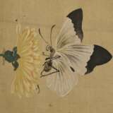 Kawanabe Kyosai (1831-1889) "Weiße Katze neben gelber Topfchrysantheme, darüber zwei Schmetterlinge", Rollbild auf Brokatseide aufgezogen, farbige Tusche auf Seide, Inschrift und Siegel auf Topf, Japan 19.Jh., … - фото 7
