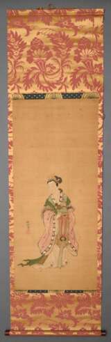 Japanisches Rollbild "Seiobo, die Königinmutter des Westens wartet auf eine Nachricht", Ukiyo-e Malerei, farbige Tusche auf Seide, mit Inschrift, Siegel, Brokatmontierung und Holzknäufen, 19.Jh., 102x44cm/173x4… - фото 1
