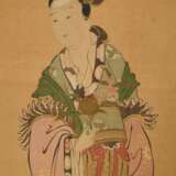 Japanisches Rollbild "Seiobo, die Königinmutter des Westens wartet auf eine Nachricht", Ukiyo-e Malerei, farbige Tusche auf Seide, mit Inschrift, Siegel, Brokatmontierung und Holzknäufen, 19.Jh., 102x44cm/173x4… - photo 5