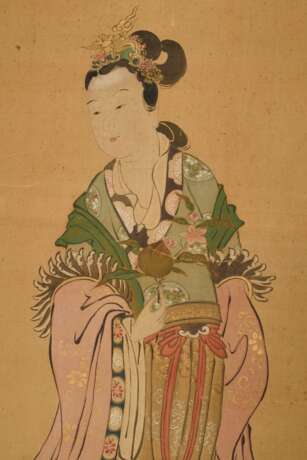 Japanisches Rollbild "Seiobo, die Königinmutter des Westens wartet auf eine Nachricht", Ukiyo-e Malerei, farbige Tusche auf Seide, mit Inschrift, Siegel, Brokatmontierung und Holzknäufen, 19.Jh., 102x44cm/173x4… - Foto 5