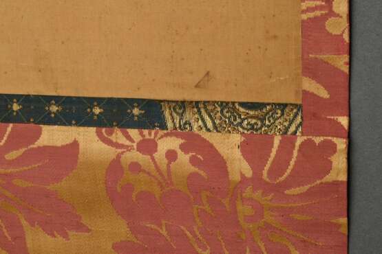 Japanisches Rollbild "Seiobo, die Königinmutter des Westens wartet auf eine Nachricht", Ukiyo-e Malerei, farbige Tusche auf Seide, mit Inschrift, Siegel, Brokatmontierung und Holzknäufen, 19.Jh., 102x44cm/173x4… - photo 6