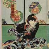 Utagawa Yoshiku (1883-1904) "Kabuki Szene vor Stellschirm mit herbstlichen Blüten", Farbholzschnitte, Triptychon, sign. Yoshiiku ga, (von links nach rechts) Schauspieler Sawamura Tosshô, Sawamura Tanosuke als T… - photo 2