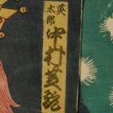 Toyohara Kunishika (1835-1900) "Sangoku Kumiage Toro" (Alter Löwe, der freche Löwenjungen mit einem Pfingstrosenast schlägt) 1867, Farbholzschnitte, Triptychon, sign. Kunichika hitsu, (von links nach rechts) Ot… - photo 5