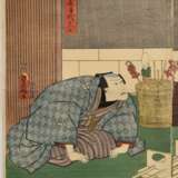 Utagawa Kunisada (1786-1865) "Beim Puppenmacher", Farbholzschnitte, Triptychon, sign. Toyokuni ga, Verleger Izutsuya Shôkichi, zusammen montiert, BM je ca. 36,3x25,3cm (36,5x75cm), leichte Altersspuren - фото 2