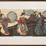 Utagawa Kunisada (1786-1865) "Drei Geishas vor Läden", Farbholzschnitte, Triptychon, sign. Kôchôrô Toyokuni ga und Ichiyôsai Toyokuni ga, Verleger Yamaguchi Tôbei, 36x74cm (m.R. 61x99,5cm), leichte Altersspuren… - Foto 2