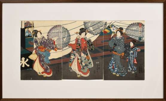 Utagawa Kunisada (1786-1865) "Drei Geishas vor Läden", Farbholzschnitte, Triptychon, sign. Kôchôrô Toyokuni ga und Ichiyôsai Toyokuni ga, Verleger Yamaguchi Tôbei, 36x74cm (m.R. 61x99,5cm), leichte Altersspuren… - фото 2