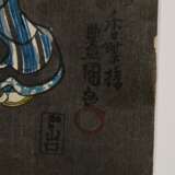 Utagawa Kunisada (1786-1865) "Drei Geishas vor Läden", Farbholzschnitte, Triptychon, sign. Kôchôrô Toyokuni ga und Ichiyôsai Toyokuni ga, Verleger Yamaguchi Tôbei, 36x74cm (m.R. 61x99,5cm), leichte Altersspuren… - Foto 3