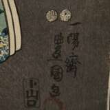 Utagawa Kunisada (1786-1865) "Drei Geishas vor Läden", Farbholzschnitte, Triptychon, sign. Kôchôrô Toyokuni ga und Ichiyôsai Toyokuni ga, Verleger Yamaguchi Tôbei, 36x74cm (m.R. 61x99,5cm), leichte Altersspuren… - Foto 4