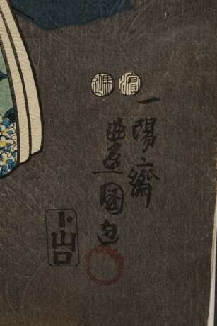 Utagawa Kunisada (1786-1865) "Drei Geishas vor Läden", Farbholzschnitte, Triptychon, sign. Kôchôrô Toyokuni ga und Ichiyôsai Toyokuni ga, Verleger Yamaguchi Tôbei, 36x74cm (m.R. 61x99,5cm), leichte Altersspuren… - фото 4