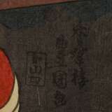 Utagawa Kunisada (1786-1865) "Drei Geishas vor Läden", Farbholzschnitte, Triptychon, sign. Kôchôrô Toyokuni ga und Ichiyôsai Toyokuni ga, Verleger Yamaguchi Tôbei, 36x74cm (m.R. 61x99,5cm), leichte Altersspuren… - Foto 5