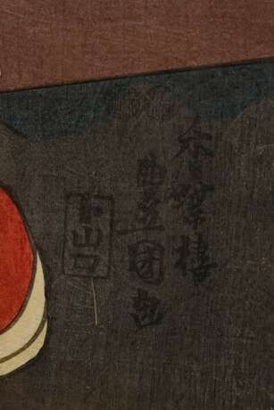 Utagawa Kunisada (1786-1865) "Drei Geishas vor Läden", Farbholzschnitte, Triptychon, sign. Kôchôrô Toyokuni ga und Ichiyôsai Toyokuni ga, Verleger Yamaguchi Tôbei, 36x74cm (m.R. 61x99,5cm), leichte Altersspuren… - фото 5