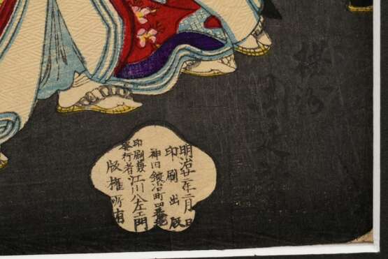 Toyohara (Yôshû) Chikanobu (1838-1912) "Evakuierung von Hofdamen bei Feuer", Farbholzschnitte, Triptychon, aus der Serie "Onshi Azuma no Hana" (Blicke in alte Zeiten der Blumen Edos), Meiji 22, 2. Mon… - фото 3