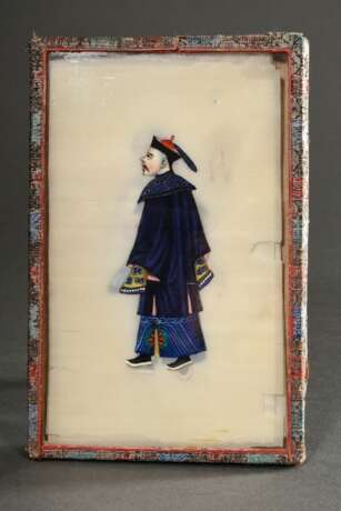 Chinesisches seidenbezogenes Kästchen mit 6 feinen Tsuso Malereien "Mandarine und chinesische Damen" unter Glasdeckel, Gouache auf Markpapier, Kanton um 1830/1840, 18x10,8cm (Kästchen 19,5x13cm), z.T. beschädig… - Foto 1