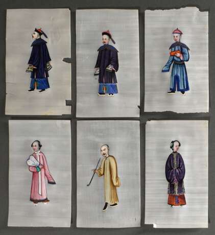 Chinesisches seidenbezogenes Kästchen mit 6 feinen Tsuso Malereien "Mandarine und chinesische Damen" unter Glasdeckel, Gouache auf Markpapier, Kanton um 1830/1840, 18x10,8cm (Kästchen 19,5x13cm), z.T. beschädig… - photo 2