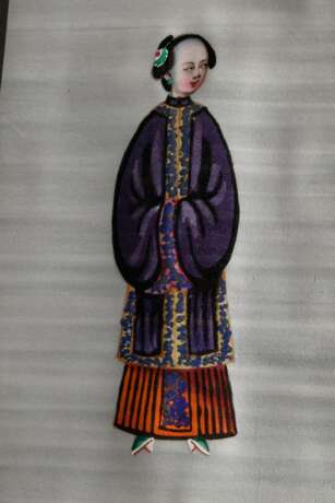 Chinesisches seidenbezogenes Kästchen mit 6 feinen Tsuso Malereien "Mandarine und chinesische Damen" unter Glasdeckel, Gouache auf Markpapier, Kanton um 1830/1840, 18x10,8cm (Kästchen 19,5x13cm), z.T. beschädig… - Foto 3