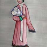 Chinesisches seidenbezogenes Kästchen mit 6 feinen Tsuso Malereien "Mandarine und chinesische Damen" unter Glasdeckel, Gouache auf Markpapier, Kanton um 1830/1840, 18x10,8cm (Kästchen 19,5x13cm), z.T. beschädig… - photo 5