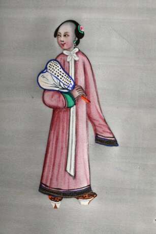 Chinesisches seidenbezogenes Kästchen mit 6 feinen Tsuso Malereien "Mandarine und chinesische Damen" unter Glasdeckel, Gouache auf Markpapier, Kanton um 1830/1840, 18x10,8cm (Kästchen 19,5x13cm), z.T. beschädig… - Foto 5