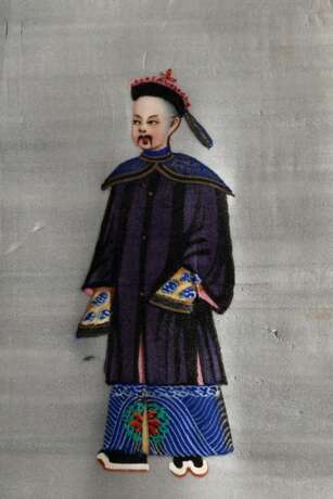 Chinesisches seidenbezogenes Kästchen mit 6 feinen Tsuso Malereien "Mandarine und chinesische Damen" unter Glasdeckel, Gouache auf Markpapier, Kanton um 1830/1840, 18x10,8cm (Kästchen 19,5x13cm), z.T. beschädig… - Foto 7