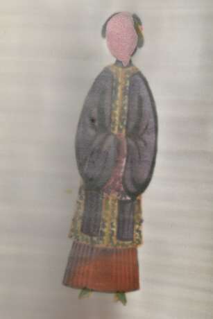 Chinesisches seidenbezogenes Kästchen mit 6 feinen Tsuso Malereien "Mandarine und chinesische Damen" unter Glasdeckel, Gouache auf Markpapier, Kanton um 1830/1840, 18x10,8cm (Kästchen 19,5x13cm), z.T. beschädig… - Foto 9
