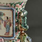 Paar große chinesische Porzellan Vasen mit polychromer Malerei "Höfische und Kampf Szene" auf Blütenfond, plastische Fo-Löwen Henkel und Drachendekorationen, als Lampen montiert mit passenden Schirmen, Kanton E… - photo 5
