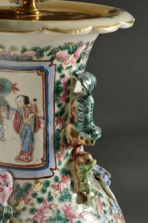 Paar große chinesische Porzellan Vasen mit polychromer Malerei "Höfische und Kampf Szene" auf Blütenfond, plastische Fo-Löwen Henkel und Drachendekorationen, als Lampen montiert mit passenden Schirmen, Kanton E… - Foto 5