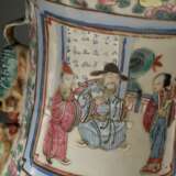 Paar große chinesische Porzellan Vasen mit polychromer Malerei "Höfische und Kampf Szene" auf Blütenfond, plastische Fo-Löwen Henkel und Drachendekorationen, als Lampen montiert mit passenden Schirmen, Kanton E… - photo 6