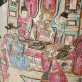 Paar große chinesische Porzellan Vasen mit polychromer Malerei "Höfische und Kampf Szene" auf Blütenfond, plastische Fo-Löwen Henkel und Drachendekorationen, als Lampen montiert mit passenden Schirmen, Kanton E… - фото 7