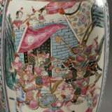 Paar große chinesische Porzellan Vasen mit polychromer Malerei "Höfische und Kampf Szene" auf Blütenfond, plastische Fo-Löwen Henkel und Drachendekorationen, als Lampen montiert mit passenden Schirmen, Kanton E… - фото 12