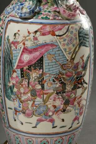 Paar große chinesische Porzellan Vasen mit polychromer Malerei "Höfische und Kampf Szene" auf Blütenfond, plastische Fo-Löwen Henkel und Drachendekorationen, als Lampen montiert mit passenden Schirmen, Kanton E… - Foto 12
