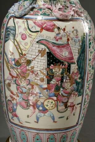 Paar große chinesische Porzellan Vasen mit polychromer Malerei "Höfische und Kampf Szene" auf Blütenfond, plastische Fo-Löwen Henkel und Drachendekorationen, als Lampen montiert mit passenden Schirmen, Kanton E… - фото 13