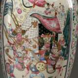 Paar große chinesische Porzellan Vasen mit polychromer Malerei "Höfische und Kampf Szene" auf Blütenfond, plastische Fo-Löwen Henkel und Drachendekorationen, als Lampen montiert mit passenden Schirmen, Kanton E… - Foto 13