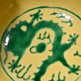 2 Teile chinesische Kumme (H. 7cm, Ø 16cm) und Teller (Ø 17,5cm) mit Sancai Malerei "Drachen" am Boden 6-Zeichen Kangxi Marke, Kumme mit Haarrissen, Teller mit Ausbruch - Foto 10