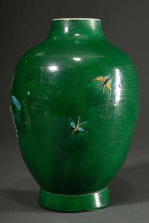 Vase "Reiher zwischen Lotos" mit Fahua-Dekor und flachem Relief in aubergine, türkis und gelb auf grünem Fond, im Boden geritzte 6-Zeichen Kangxi Marke, China 19.Jh., H. 26,5cm - photo 3
