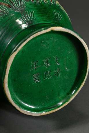 Vase "Reiher zwischen Lotos" mit Fahua-Dekor und flachem Relief in aubergine, türkis und gelb auf grünem Fond, im Boden geritzte 6-Zeichen Kangxi Marke, China 19.Jh., H. 26,5cm - photo 5
