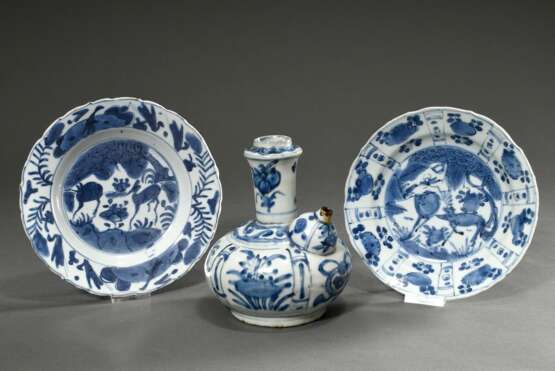 3 Diverse Teile chinesisches Exportporzellan mit Blaumalerei Dekor: 2 Teller (Ø 20/20,5cm) und Sakeflasche (H. 18,5cm), best., rest. - фото 1