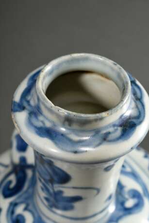 3 Diverse Teile chinesisches Exportporzellan mit Blaumalerei Dekor: 2 Teller (Ø 20/20,5cm) und Sakeflasche (H. 18,5cm), best., rest. - фото 4