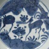 3 Diverse Teile chinesisches Exportporzellan mit Blaumalerei Dekor: 2 Teller (Ø 20/20,5cm) und Sakeflasche (H. 18,5cm), best., rest. - Foto 11