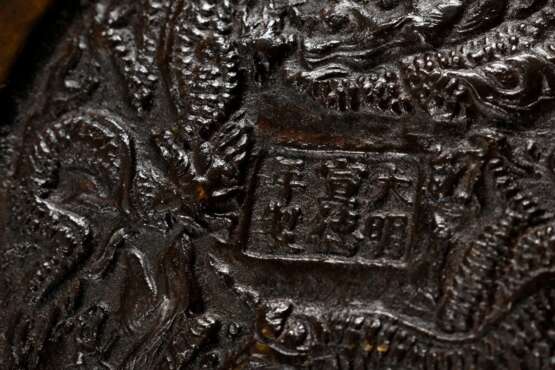 Chinesischer Bronze Weihrauchbrenner auf drei Füßen mit aus dem Rand wachsenden Griffen, am Boden 6-Zeichen Chongzhen Marke in Drachen Kartusche, China, wohl 17./18.Jh., schöne Patina, H. 14,3cm, Ø 24,5cm - Foto 8