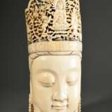 Große Elfenbein Schnitzerei "Kopf der Guanyin" mit durchbrochener Krone und Darstellung des Buddha mit zwei Adoranten, verso Budai in Blütenranken, oben plastische Stifterfigur, innen eingefügte Holzkonstruktio… - photo 1