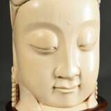 Große Elfenbein Schnitzerei "Kopf der Guanyin" mit durchbrochener Krone und Darstellung des Buddha mit zwei Adoranten, verso Budai in Blütenranken, oben plastische Stifterfigur, innen eingefügte Holzkonstruktio… - фото 2