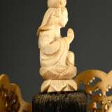 Große Elfenbein Schnitzerei "Kopf der Guanyin" mit durchbrochener Krone und Darstellung des Buddha mit zwei Adoranten, verso Budai in Blütenranken, oben plastische Stifterfigur, innen eingefügte Holzkonstruktio… - фото 7