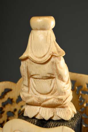 Große Elfenbein Schnitzerei "Kopf der Guanyin" mit durchbrochener Krone und Darstellung des Buddha mit zwei Adoranten, verso Budai in Blütenranken, oben plastische Stifterfigur, innen eingefügte Holzkonstruktio… - Foto 8