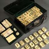 Mahjong Spiel in Samt ausgekleidetem Lederkoffer mit Bambus-Bakelit Spielsteinen, -stäbchen und -würfeln, vollständig, Anfang 20.Jh., 10,5x22x23, Ledergriff lose - Foto 1