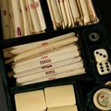 Mahjong Spiel in Samt ausgekleidetem Lederkoffer mit Bambus-Bakelit Spielsteinen, -stäbchen und -würfeln, vollständig, Anfang 20.Jh., 10,5x22x23, Ledergriff lose - photo 3
