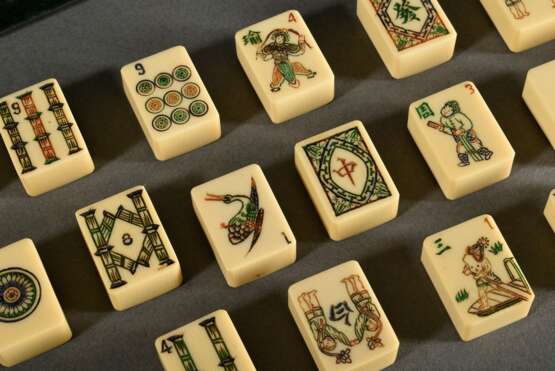 Mahjong Spiel in Samt ausgekleidetem Lederkoffer mit Bambus-Bakelit Spielsteinen, -stäbchen und -würfeln, vollständig, Anfang 20.Jh., 10,5x22x23, Ledergriff lose - photo 4