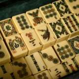 Mahjong Spiel in Samt ausgekleidetem Lederkoffer mit Bambus-Bakelit Spielsteinen, -stäbchen und -würfeln, vollständig, Anfang 20.Jh., 10,5x22x23, Ledergriff lose - Foto 5
