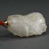 Sehr kleine Bergkristall Snuffbottle in Flaschenkürbis Form mit halbplastisch geschnitztem "Ranken" Relief und Silber gefasstem Korallenzweig als Stöpsel, China 19.Jh., H. 4cm - photo 3