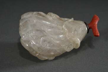 Große Bergkristall Snuffbottle in Kieselform mit Reliefschnitzerei &quot;Spielende Regendrachen&quot; und Korallenzweig als Stöpsel, China 19.Jh., H. 7,2cm, min. best.