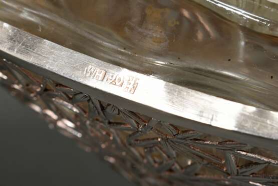 2 Diverse Teile chinesisches Silber: Glas Flakon mit Bambus Overlay und Gravur am Schraubdeckel "Vier Kamp 1. Preis" (H. 10,2cm) und Flachmann mit Gravurdekor "Schäferhund" (13,7x7,8cm), MZ: Wang Hing… - Foto 5